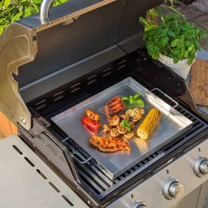Topper aus Edelstahl 40 x 34 cm mit gegrillten Speisen auf dem Grill