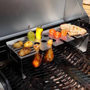 Grillgut liegt auf Warmhalterost aus Edelstahl auf dem Grill