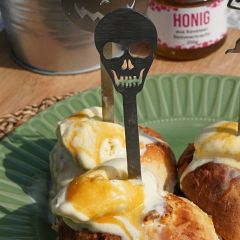 Halloween-Burgerspieß Totenkopf aus Edelstahl mit süßem Gebäck mit Vanilleeis