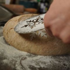 Mit Brot- und Kakaoschablone Eiskristall aus Edelstahl ein Brot verzieren
