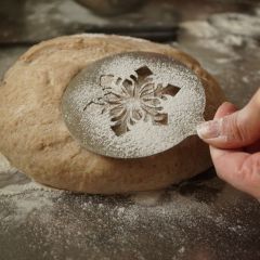 Mit Brot- und Kakaoschablone Freezy aus Edelstahl ein Motiv aus Mehl auf Brot-Teigling gestalten