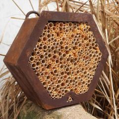 Mit Bambusröhren gefülltes Edelrost Insektenhotel im Beet