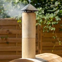 Edelstahl-Abdeckung schützt Pizzaofen-Rohr Ø 160 mm im Garten