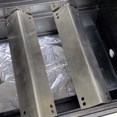 Detailansicht im Grill der Edelstahl-Aromaschiene passend für Weber** Spirit Grills
