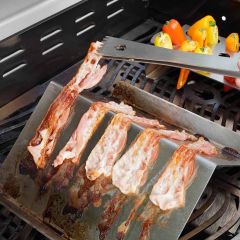 Fertigen Bacon mit der Zange vom Baconhalter aus Edelstahl auf dem Grill holen