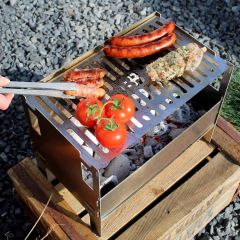 Grillwürstchen auf dem BlazeBox BBQ Medium Steckgrill mit Grillzange wenden