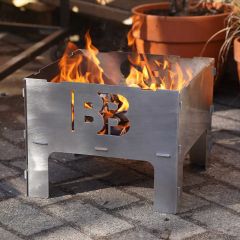 Steckbare BlazeBox Cube Medium Feuerschale aus Edelstahl steht mit Feuer auf Terrasse