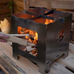 Anfeuern mit Anzündholz der steckbaren BlazeBox Stove Medium Kochstelle