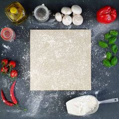 Brotbackstein 50 x 50 x 2 cm aus Keramik von Schamotte-Shop.de mit Food-Dekoration und Mehl