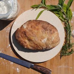 Runder Brotbackstein Ø 34 x 2 cm von Schamotte-Shop.de mit selbst gemachtem Brot und Gewürzen