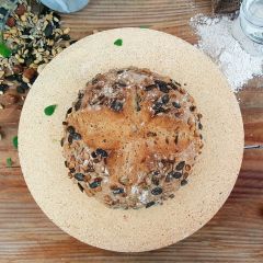 Runder Brotbackstein Ø 39 x 2 cm von Schamotte-Shop.de dekoriert mit Müslibrot