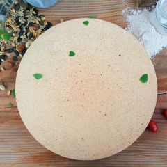 Runder Brotbackstein Ø 44 x 4 cm aus Schamotte von Schamotte-Shop.de dekoriert mit Zutaten