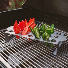 Paprika und Chili im Chili-Halter für den Grill aus Edelstahl von Schamotte-Shop.de