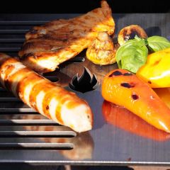 Grillgut um Flammen-Ausschnitt im eckigen Grillrost mit integrierter Grillplatte auf Grill
