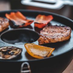 Feuerplatte Ø 55 cm für 57er Kugelgrill von Schamotte-Shop.de - Detailansicht mit Grillgut