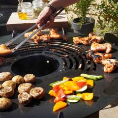 Gemüse und Chicken Wings grillen auf Feuerplatte mit integriertem Rost Ø 80 cm Design 1 von Schamotte-Shop.de