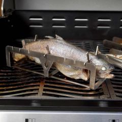 Forelle grillt im Fischhalter aus Edelstahl auf dem Grill