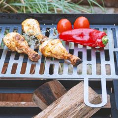 Hähnchenkeulen und Grillgemüse auf maßgefertigtem Grillrost mit Griffen aus Edelstahl in Grillschublade