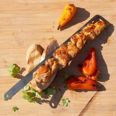 Grillkamm 35 x 5 cm aus Edelstahl mit gegrillten Hähnchenbrust-Stücken und Grillpaprika