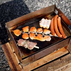 Grillspieß Knight 38 x 8,1 cm aus Edelstahl mit Hähnchenstücken auf Grillplatte