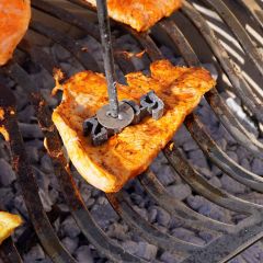 Grillstempel für Branding "250g" wird auf gegrilltes Steak gedrückt