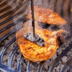 Grillstempel für Branding "XXL" wird auf gegrilltes Steak gedrückt