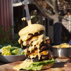 Großer Grillspieß im Schwert Design steckt in Flying Dutchman Burger