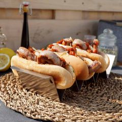 Hotdog- und Taco Halter aus Edelstahl mit Grillwurstschnecken im Brötchen