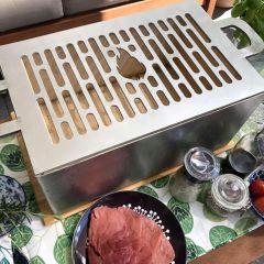 Japanischer Tischgrill Sasebo small mit Grillrost 40 x 25 cm mit Griff aus Edelstahl vor dem Grillen
