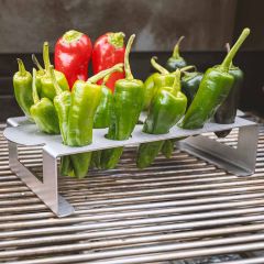 Jalapeno-Halter auf dem Grill mit Jalapenos