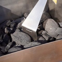 Mit Kohleschieber Grillkohle in der BlazeBox aus Edelstahl schieben