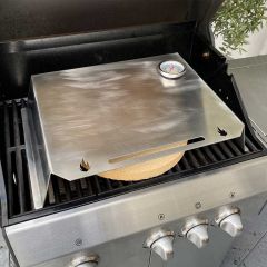 Pizzastein unter Pizzaaufsatz aus Edelstahl mit Thermometer 43 x 28 cm auf dem Grill 