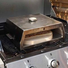 Pizza backt in Pizzabox 36,7 x 34,0 cm mit Pizzastein Ø 31 cm auf dem Grill