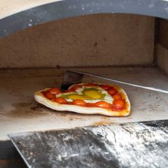Pizzafreund Mini 40 cm aus Edelstahl holt Herz-Pizza aus Holzbackofen