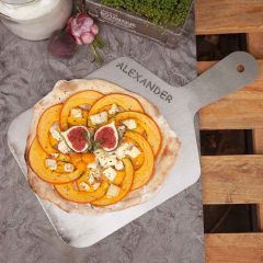 Kürbis-Flammkuchen auf Pizzaschieber mit Wunschname 28 x 49 cm aus Edelstahl » für Pizzaöfen & Pizzasteine