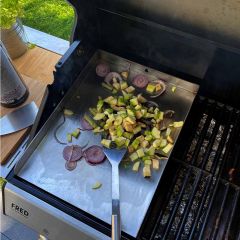 Plancha aus Edelstahl 45 x 30 cm passend Rösle** von Schamotte-Shop.de mit Zwiebel-Apfel-Mix auf Grill