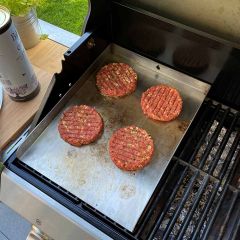 Grillplatte aus Edelstahl 45 x 34 cm passend Rösle** von Schamotte-Shop.de mit Burger-Patties auf Grill