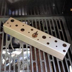 Räucherbox 25 x 5 cm von Schamotte-Shop.de mit Räucherchips auf Grillrost