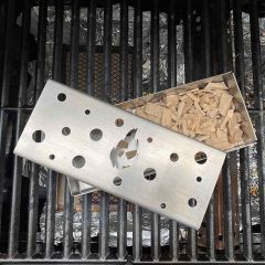 Geöffnete Räucherbox 23 x 9 cm mit Deckel und Räucherchips auf Grillrost