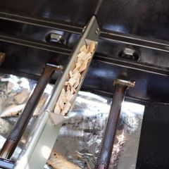 Räucherschiene 23 cm aus Edelstahl mit Räucherchips in Grill eingesetzt