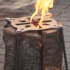 Schwedenfeuerplatte Ø 20 cm aus Stahl mit brennendem Holzblock