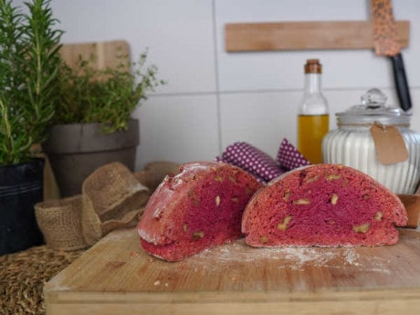 Aufgeschnittenes Rote-Beete-Brot auf Holzbrett
