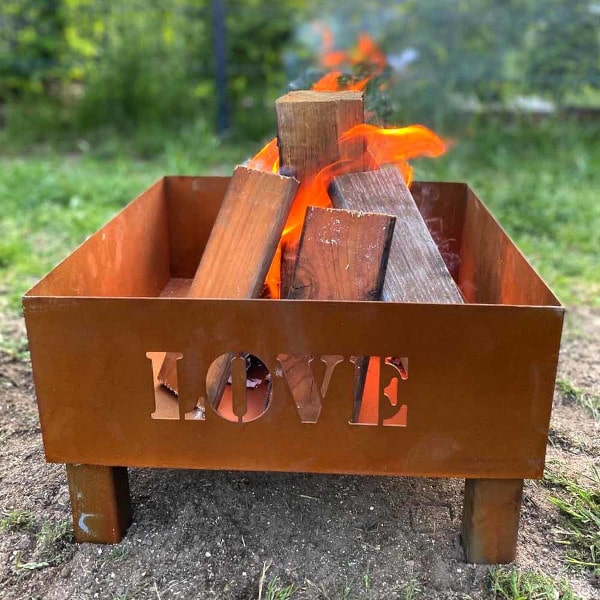 Feuerschale Sandvika Wunschname Love mit Feuer darin