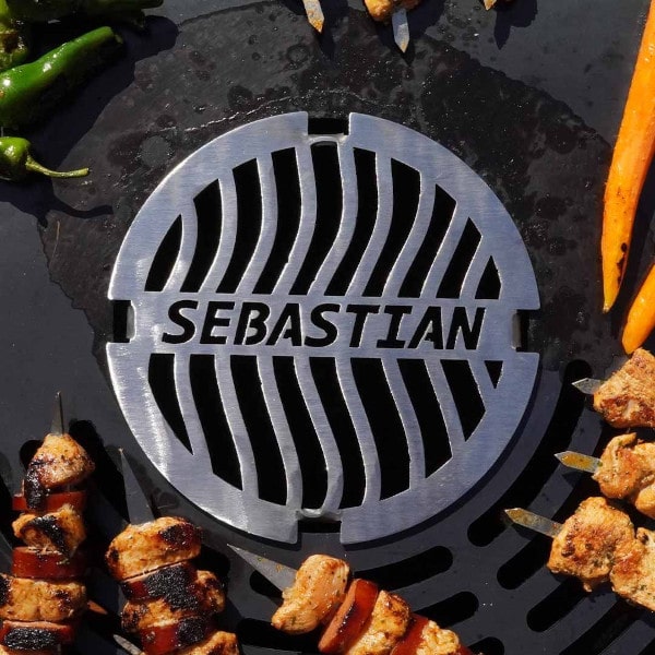 Grillrost_Einsatz Name Sebastian mit Grillgut & Feuer