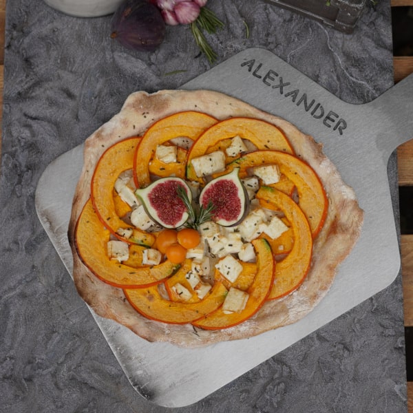 Pizzaschieber mit Namen mit Kürbis-Flammkuchen darauf
