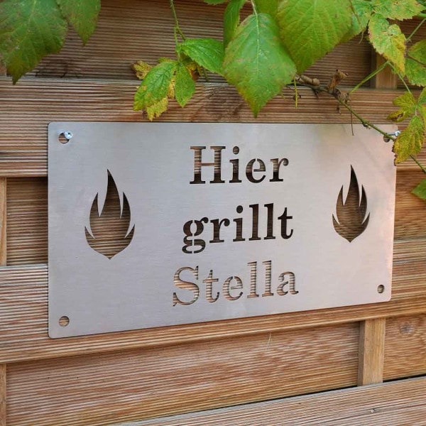 Edelstahlschild personalisiert Hier grillt Stella!