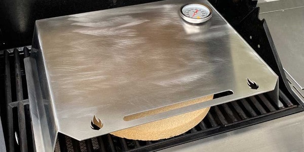 Pizza-Aufsatz mit Pizzastein auf Gasgrill