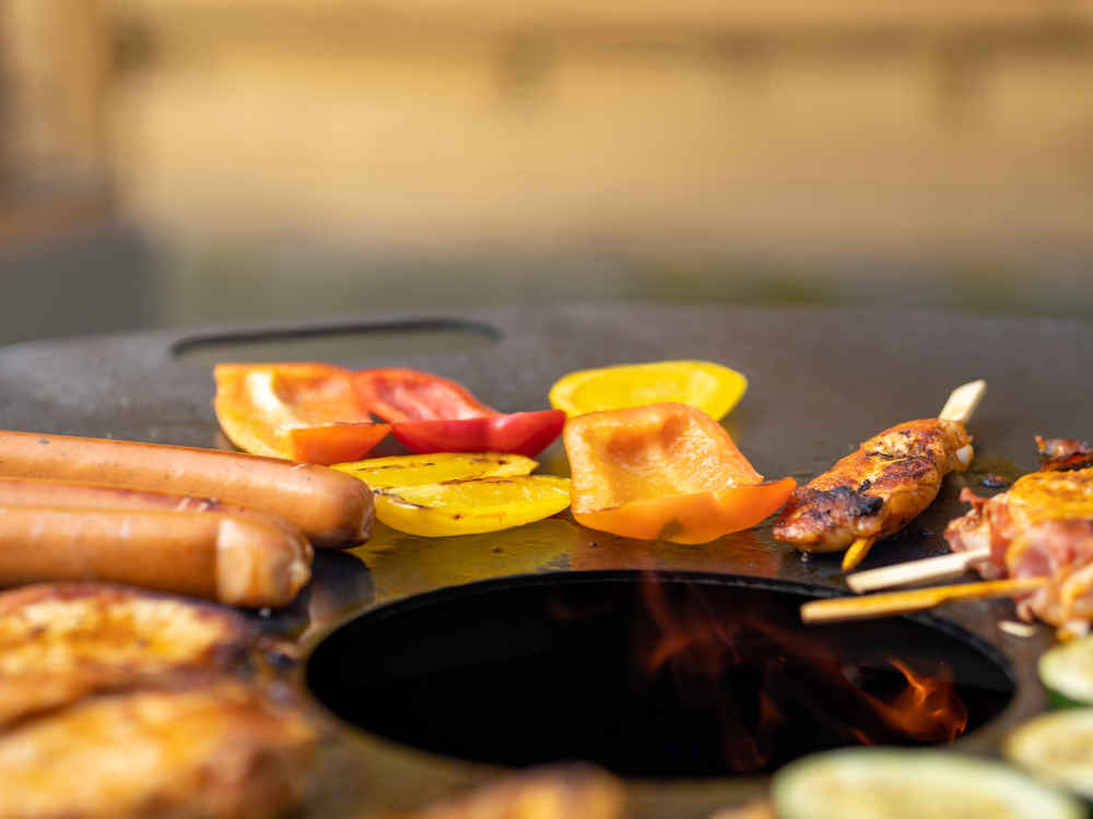 Grillen auf eingebrannter Feuerplatte