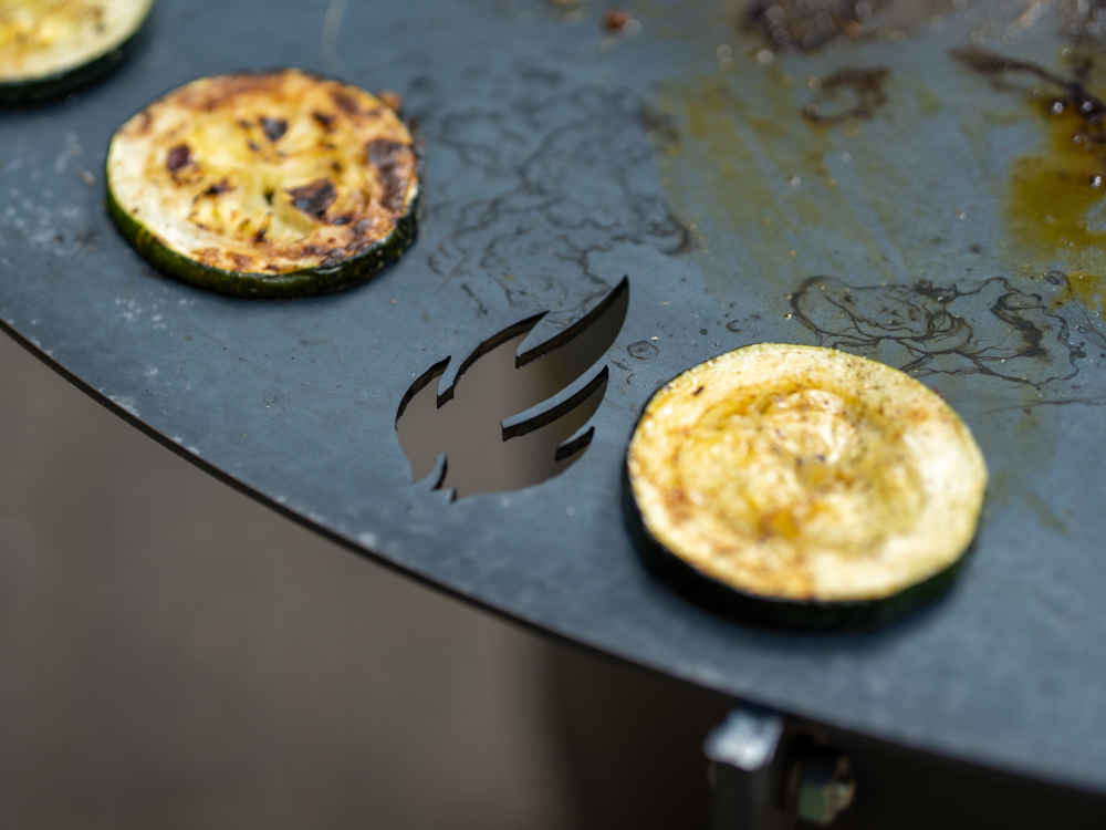 Grillen auf eingebrannter Feuerplatte