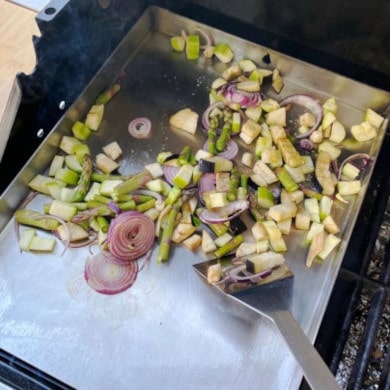 Grillen mit der Plancha: Grüner Spargel, Zwiebeln und Äpfel